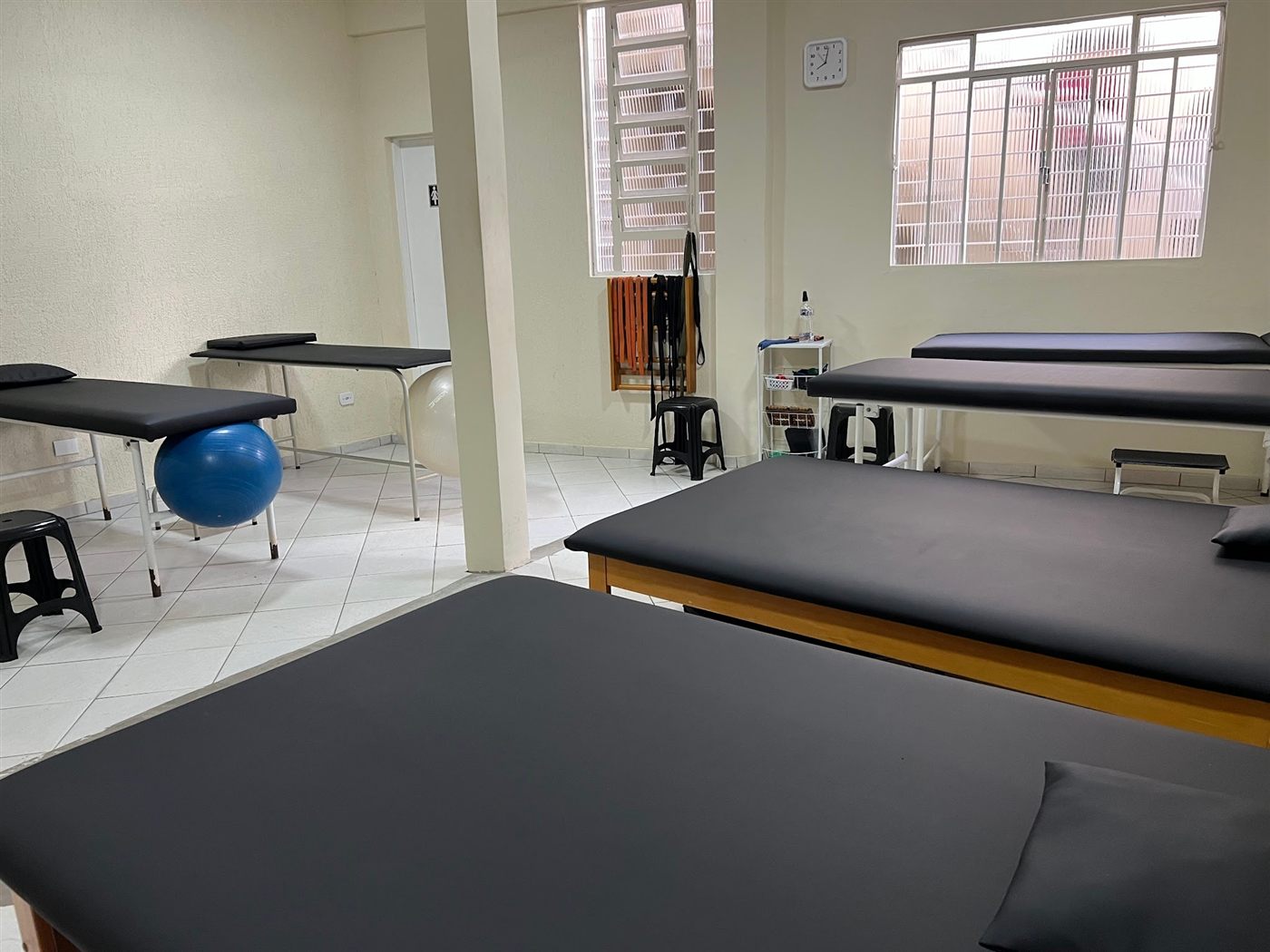 Sala com macas de atendimento